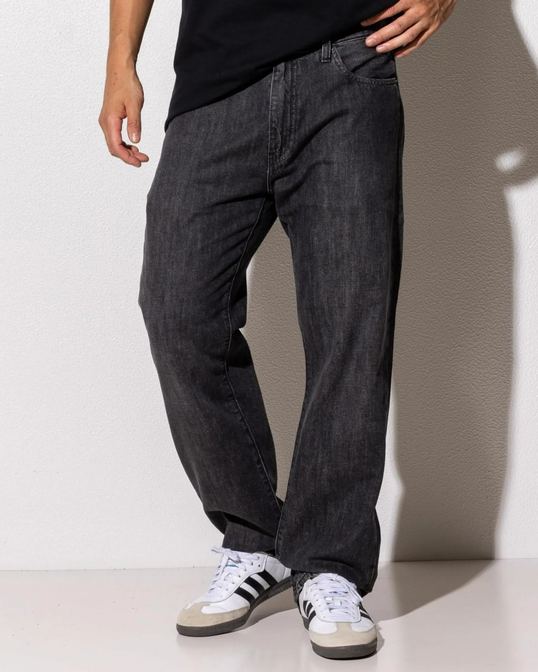 555 Relaxed Straight Jeans
